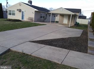 29 Gridiron Rd, Levittown, PA 19057