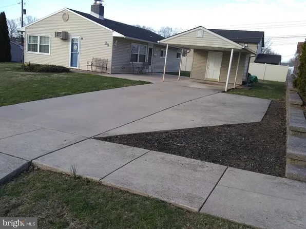 29 Gridiron Rd, Levittown, PA 19057
