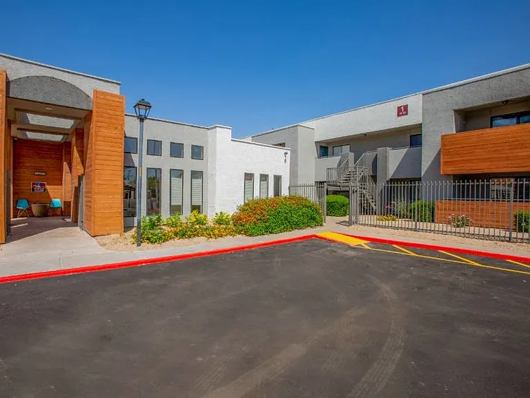 Portola Glendale — Photo 17