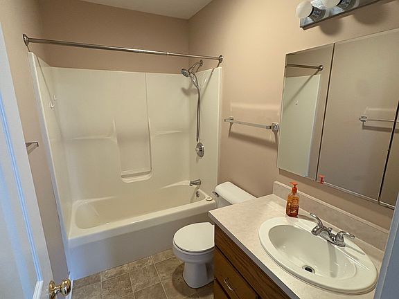 5th image of 204 W Railroad St #4
