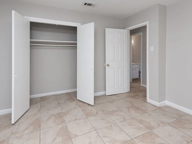Royal Oaks Apartment Homes — Photo 11