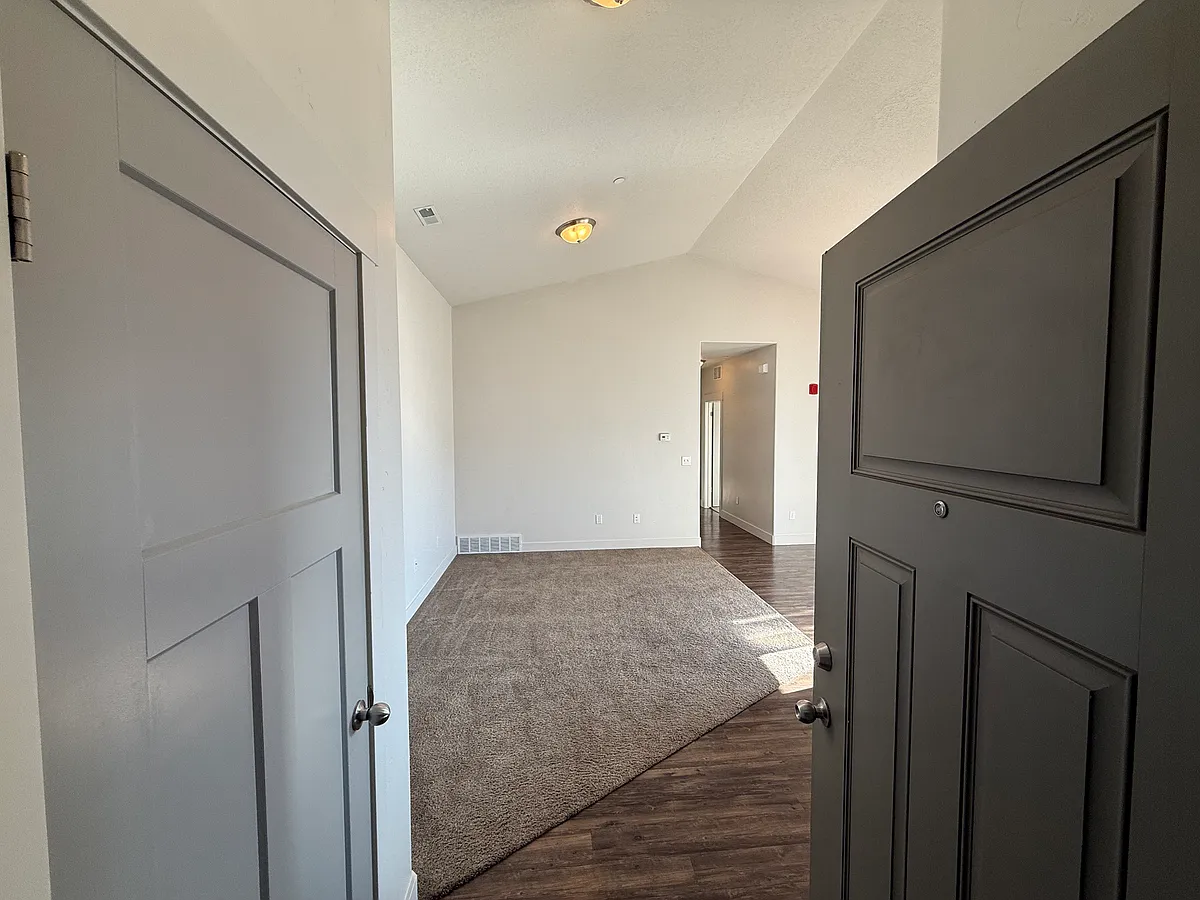 Building Photo - 1070 E Riches Ave #10