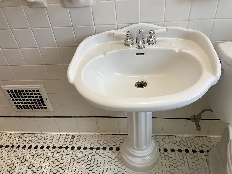 Pedestal sink