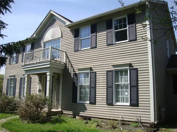 102 Smoke Rise Dr, Camillus, NY 13031