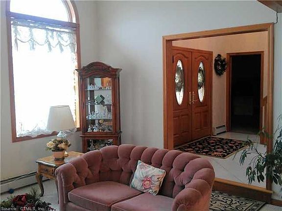 4th image of 36 Oxford Dr