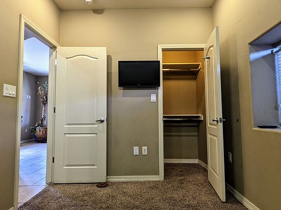 Secondary bedroom. Entrance to Kitchen/Living Room.