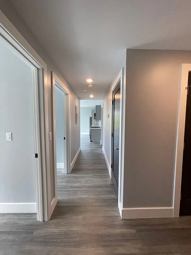 Charming 3 Bedroom-No Broker Fee — Photo 2