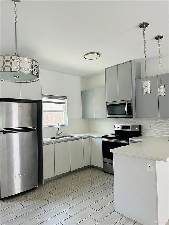3 bed, 2.0 bath, 4176 sqft, $1,350 — Photo 2