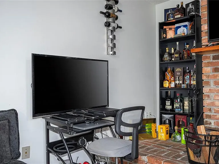 1594 Frances St — Photo 42
