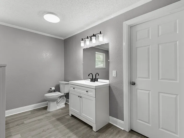 109 E Frost St — Photo 10