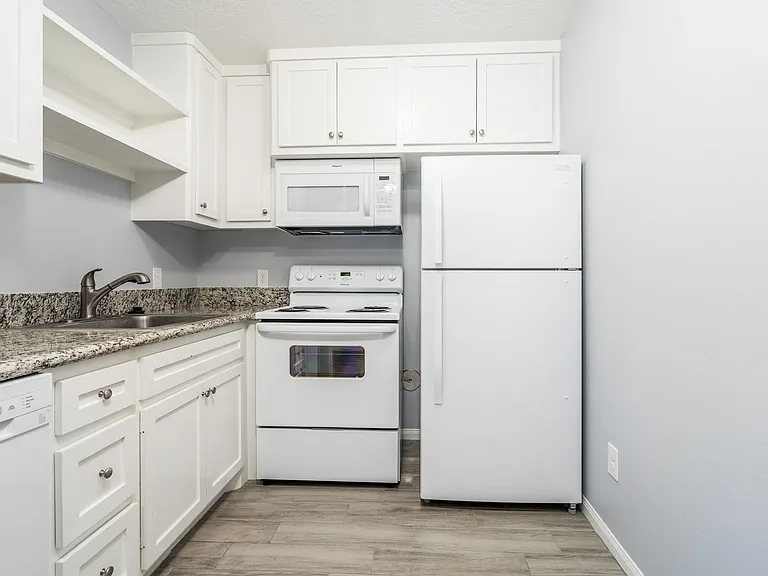 207 N Poplar St #B — Photo 3
