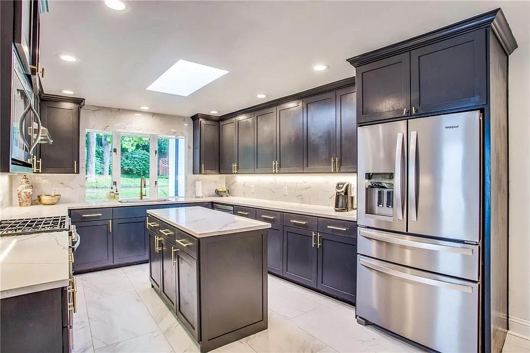 4 bed, 4.5 bath, 4657 sqft, $17,500 — Photo 4