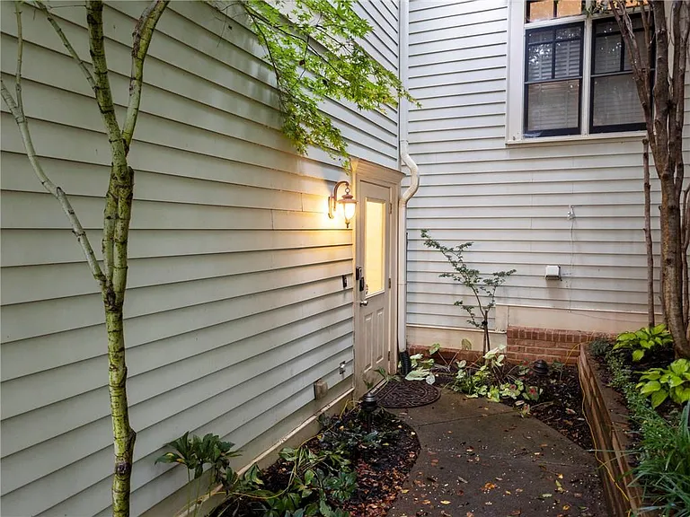 325 Sinclair Ave NE — Photo 25