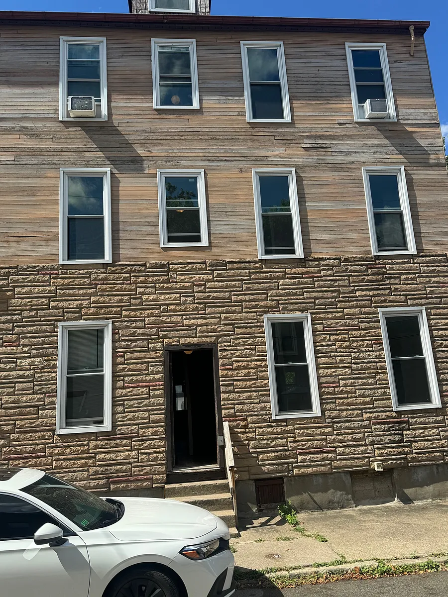 Photo 1 of 10 - 334 Hancock St #1B - Pittsburgh, PA Primary Photo - 334 Hancock St #1B