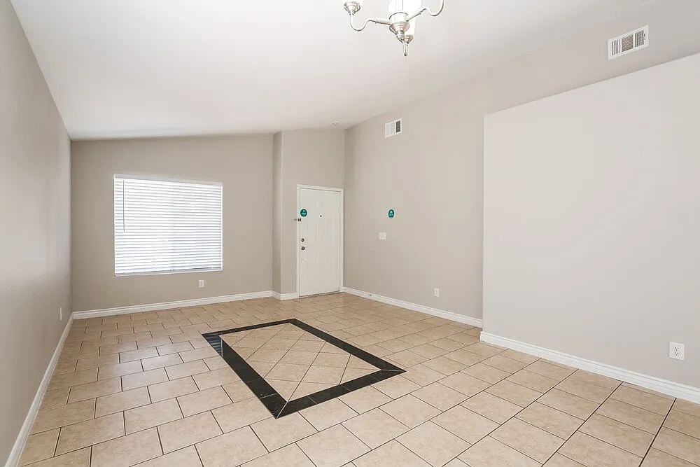3 bed, 2.0 bath, 1298 sqft, $2,060 — Photo 3