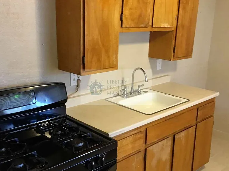 34 E 4th St #B — Photo 2