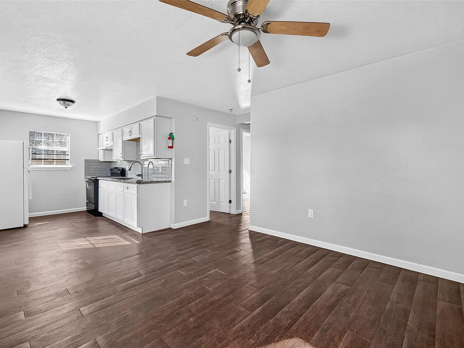 3501 Brewster St — Photo 4