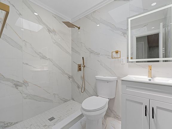 4th image of 24 E 55th St