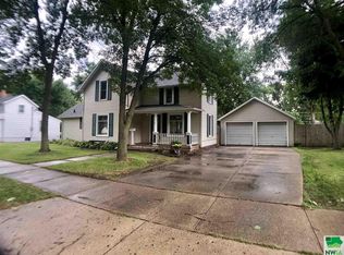 445 E Spruce St, Cherokee, IA 51012