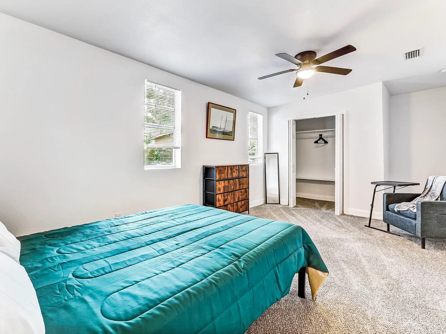 4 bed, 3.0 bath, 2344 sqft, $784 — Photo 1