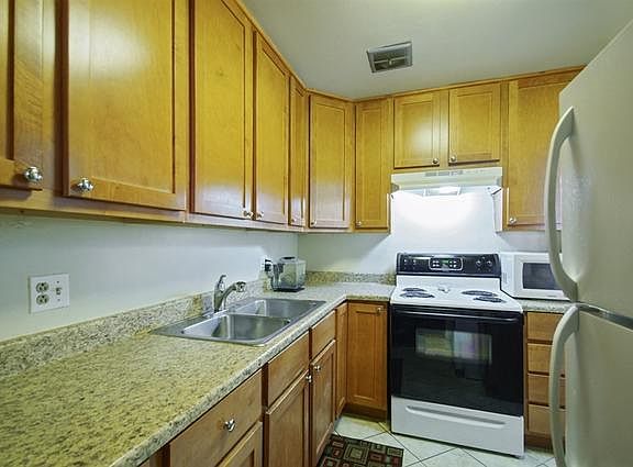 4th image of 5950 N Kenmore Ave