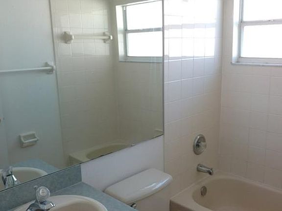5th image of 16049 Magnolia Hill St