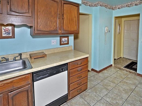 4th image of 202 Williamsburg Ln