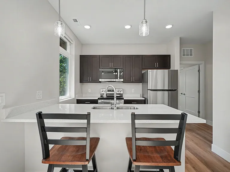 512 W Clark St — Photo 19