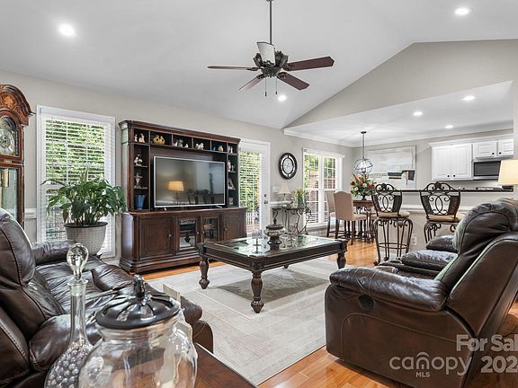 5th image of 4230 Pickering Dr