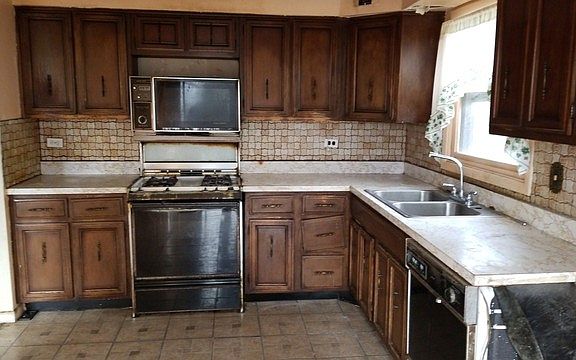 4th image of 19011 Willow Ave