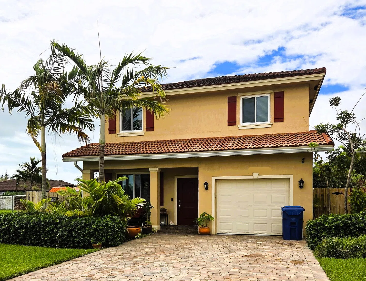 4 bed, 2.5 bath, 2200 sqft, $4,500 — Photo 1