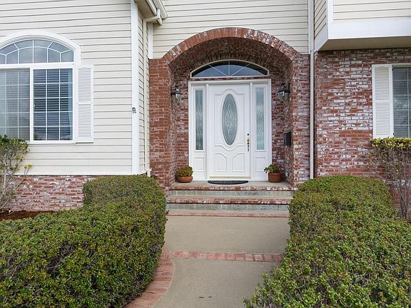 3rd image of 1031 Loma Ct
