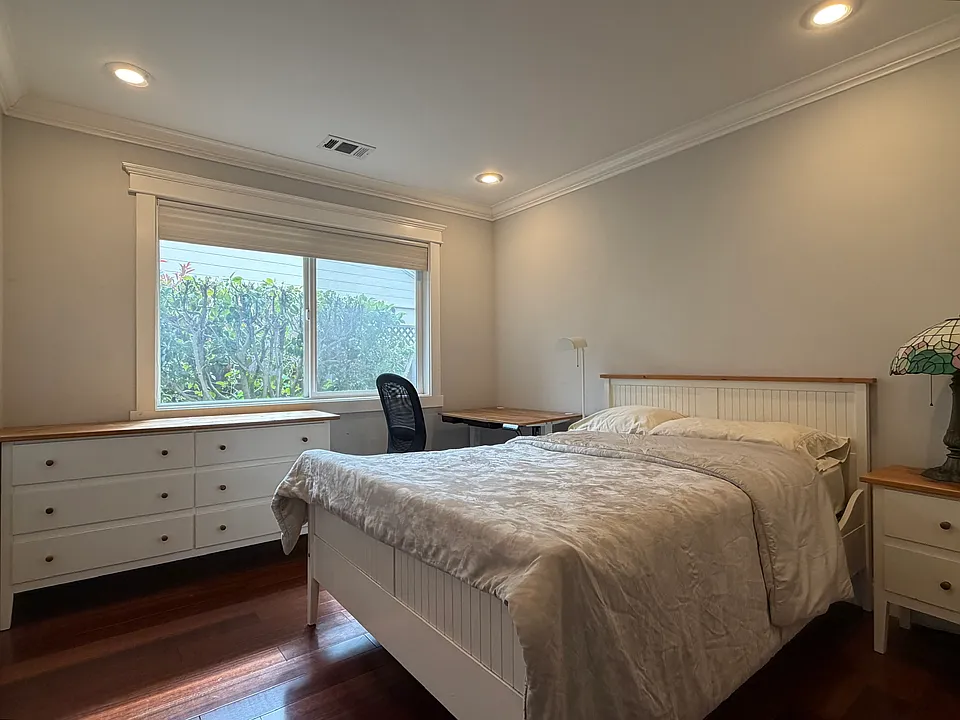 1079 Embarcadero Rd