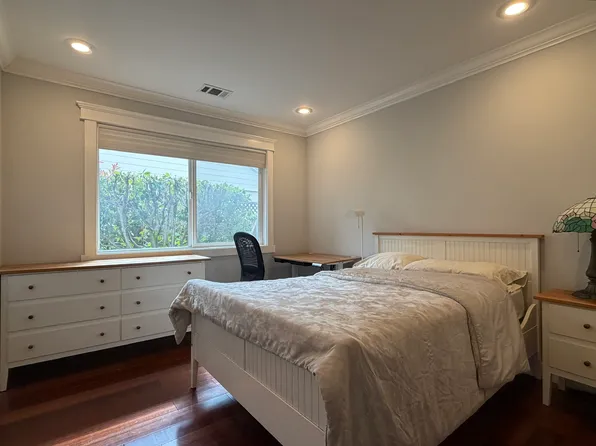1079 Embarcadero Rd, Palo Alto, CA 94303
