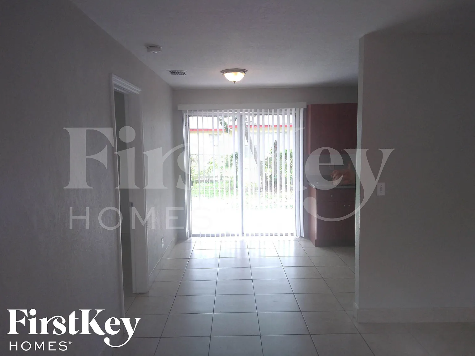 3 bed, 2.0 bath, 1090 sqft, $2,565 — Photo 4