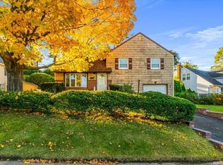 14 Edgewood Gate, Plainview, NY 11803