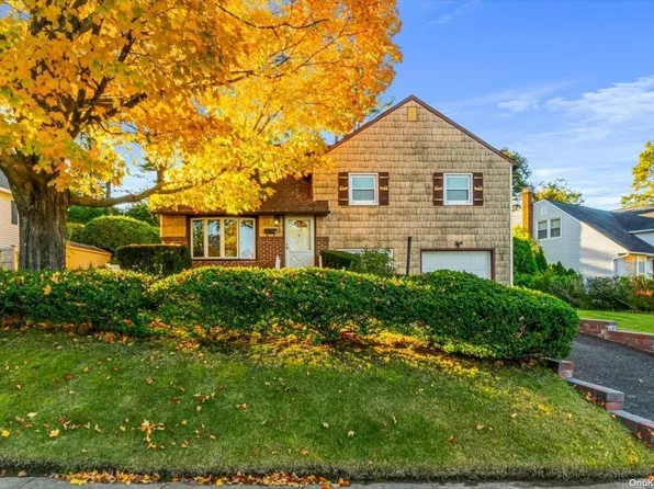 14 Edgewood, Plainview, NY 11803