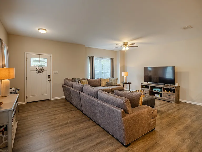 115 Governors Blvd — Photo 3