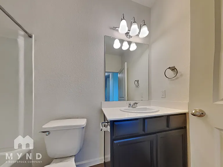 1056 Banyon Tree Ln — Photo 12