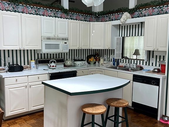 4th image of 313 Edgewood Cir