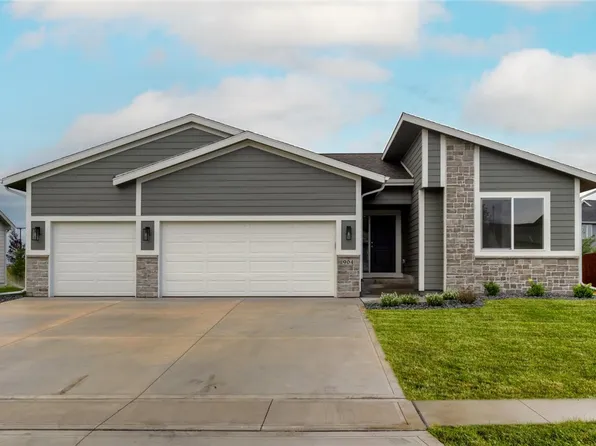 904 NE 12th St, Grimes, IA 50111