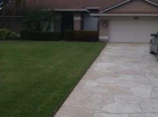 10541 Regent Cir, Naples, FL 34109