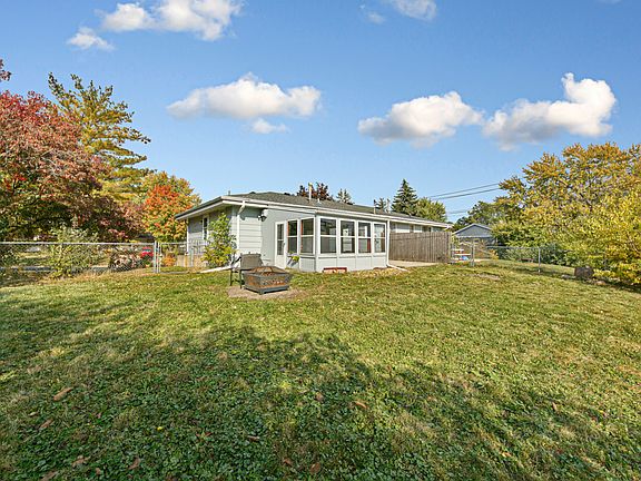Large fenced backyard to hang out and bon fire