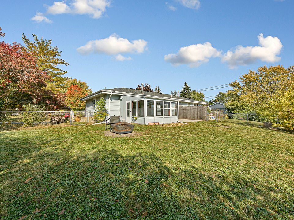 Large fenced backyard to hang out and bon fire