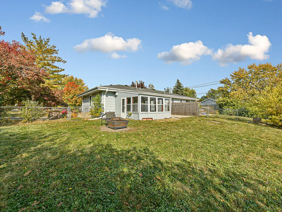 Large fenced backyard to hang out and bon fire