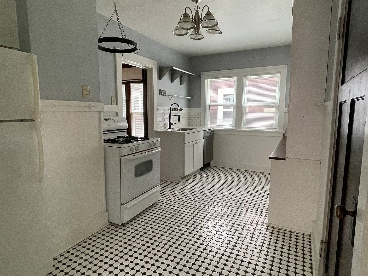 2 bed, 920 sqft, $2,150 — Photo 2