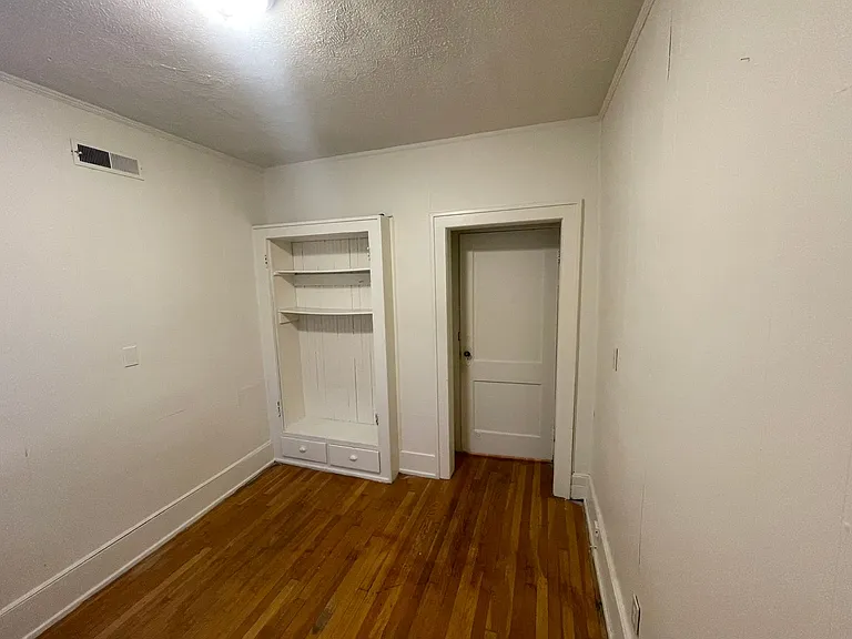 506 Kirby St E — Photo 18