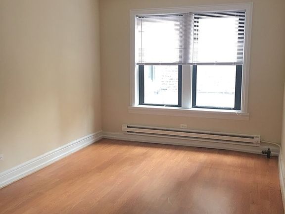 2nd image of 1023 W Argyle St APT 206