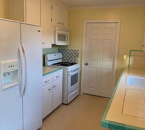 4th image of 611 Centennial St