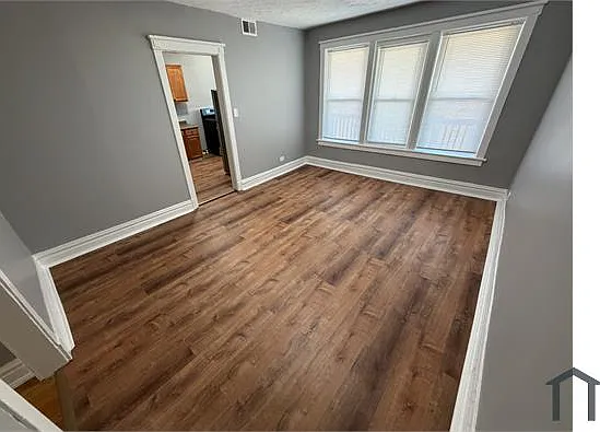 7026 S Clyde Ave — Photo 2